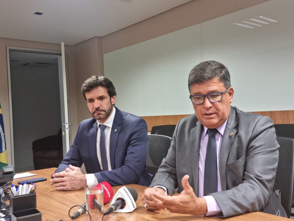 Deputado federal Marcelo Álvaro Antônio (PL), pré-candidato ao Senado, com o senador Carlos Viana durante o anúncio de troca de legenda, em Brasília
